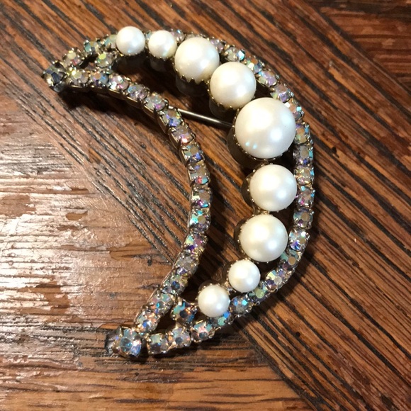 Vintage Jewelry - VTG crescent moon brooch